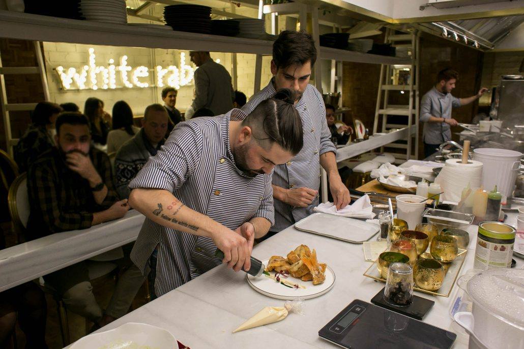El chef Juan Luis Fernández cocinando - Lú Cocina y Alma