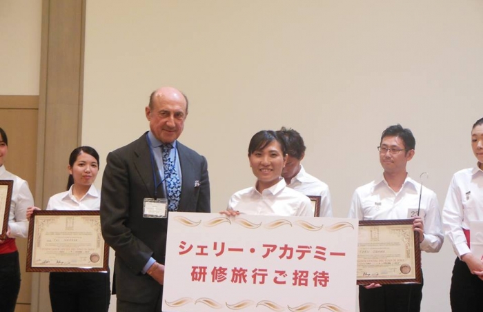 Beltrán Domecq, presidente del Consejo Regulador entrega el título de ganadora del concurso de venenciadores a Noriko Sakai Sakumoto.