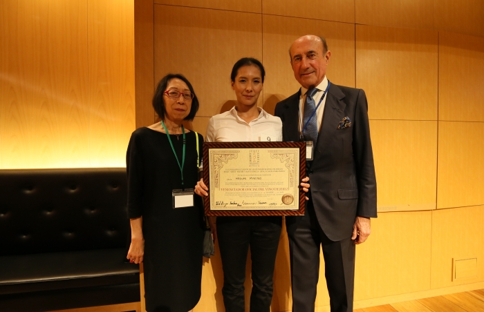 Beltrán Domecq, presidente del Consejo Regulador entrega el título de ganadora del concurso de venenciadores a Noriko Sakai Sakumoto.