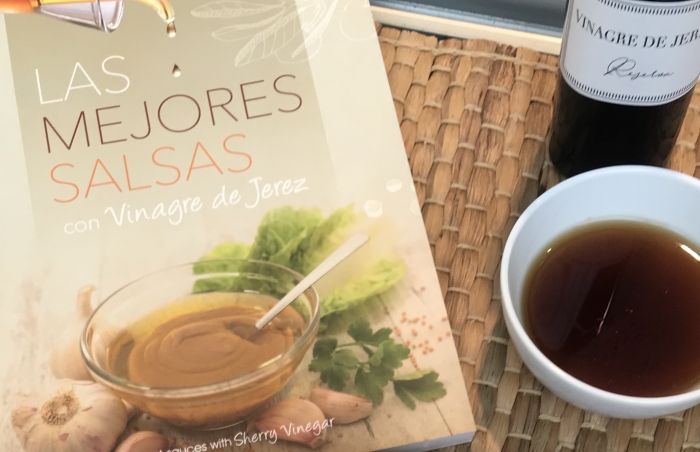 Recetario innovador e inédito en torno al ingrediente estrella de salsas y aderezos, desde las más célebres hasta las más vanguardistas. 