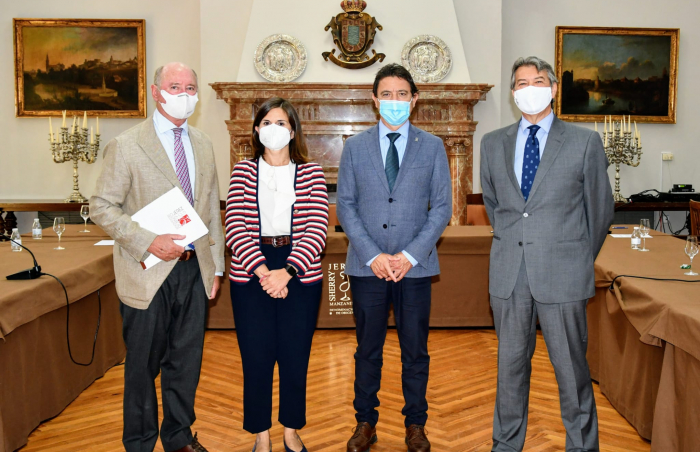 De izquierda a derecha: Ricardo Rebuelta, vicepresidente del Consejo regulador, María Eugenia Pérez, representante titular de la Consejería en el pleno del Consejo Regulador, Daniel Sánchez, delegado territorial de Agricultura, Ganadería, Pesca y Desarrollo Sostenible de la Junta de Andalucía y César Saldaña, nuevo presidente del Consejo Regulador.