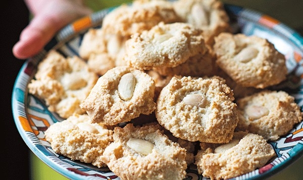 Almond-and-lemon-biscuits-paired-with-moscatel-sherry-wines