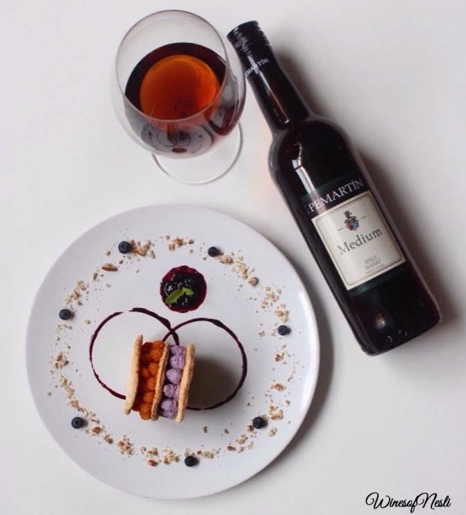 Médium-con-especias-de-calabaza-y-milhojas-de-arándanos-silvestres-sherry-wines
