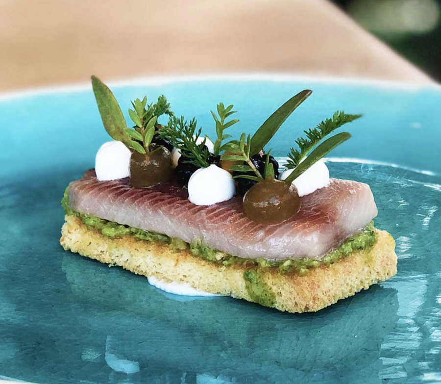 Tostada de arenque y pesto de hinojo marino con crema de arenque ahumado