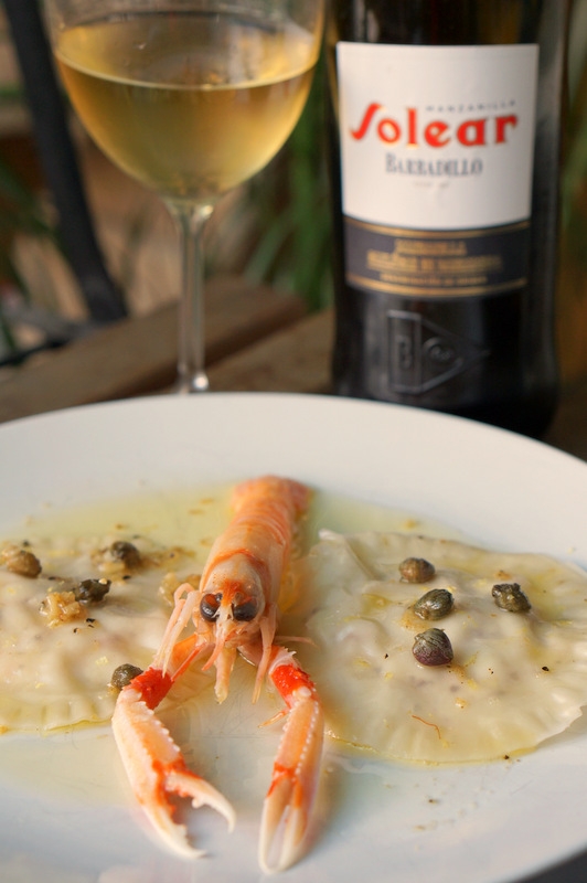Cigala-cocida-con-raviolis-de-gamba-limon-alcaparras-maridada-con-Manzanilla