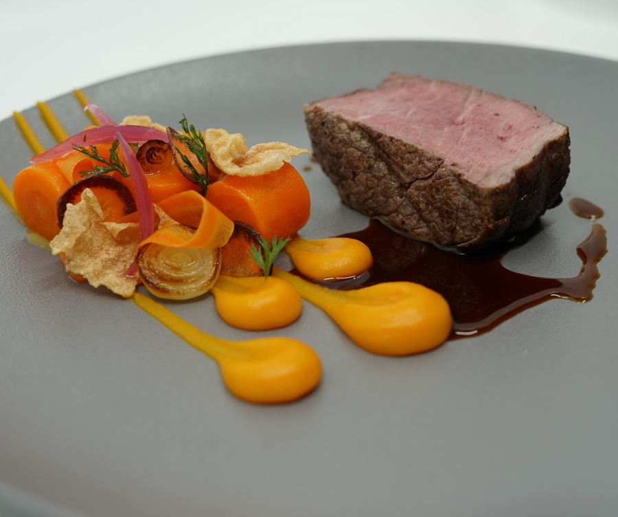Pink-Roasted-Beef-Fillet-with-Bota-de-Oloroso-Sauce-and-Carrots