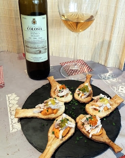 Cucharitas de hojaldre con escabeche de perdiz y hummus rojo.