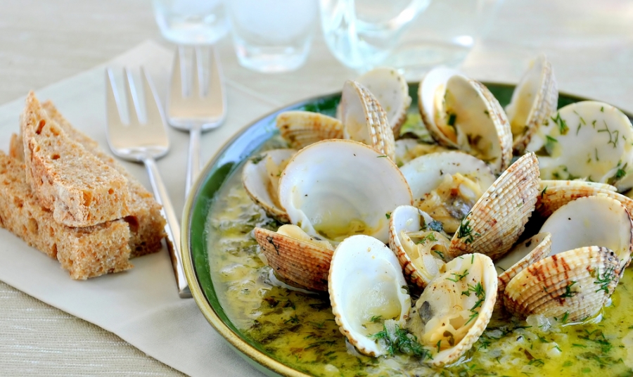 Almejas-a-la-marinera-manzanilla-vinos-de-jerez